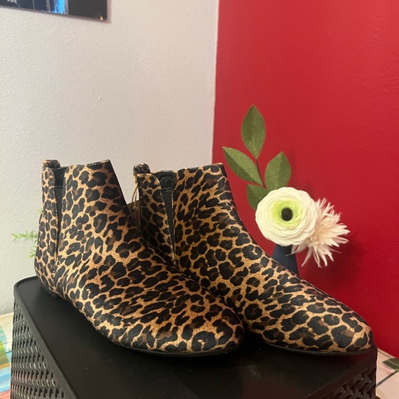 Born- Beautiful & Sleek Leopard Print Booties NWT 8.5 - Picture 3 of 12
